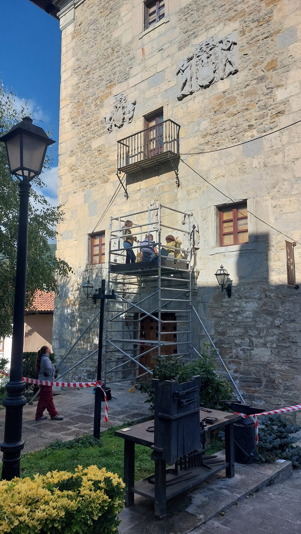 Durante las próximas semanas se van a llevar a cabo trabajos de restauración y conservación de los escudos y elementos ornamentales de la fachada de la Torre de Ortiz de Molinillo y Velasco. 